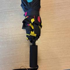 Skládací deštník zwart met gekleurde bollen, jak nahlášeno Regio West-Vlaanderen pomocí iLost