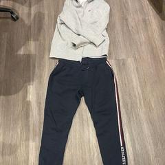 Pantalon & Gilet en polaire black and grey, a été signalé par Amsterdam ID Aparthotel utilisant iLost