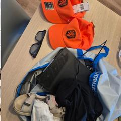 Casquette & Vêtements, a été signalé par Amsterdam ID Aparthotel utilisant iLost