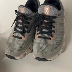 Sneaker, amint azt Silver Sands Beach az iLost segítségével jelentette.