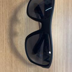 Zonnebril, zgłoszono przez Pathé Buitenhof przy użyciu iLost