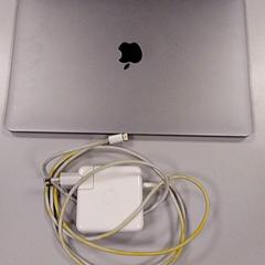 Laptop+lader, gisa salatu by Vrije Universiteit Amsterdam iLost erabiliz