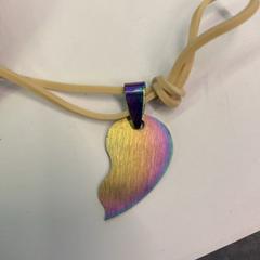 Hangertje ketting, gisa salatu by Eindhoven Airport iLost erabiliz