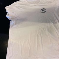 Camisa White, segons ha informat Hotel V Frederiksplein mitjançant iLost