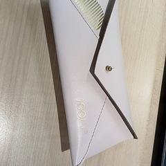 Etui à  lunette Rose pale, come riportato da IKEA Toulouse utilizzando iLost