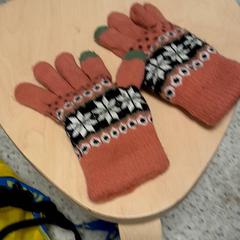 Gloves hanske, as reported by IKEA Furuset using iLost