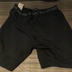 Pantalones cortos UnderArmour, zwart, ha sido reportado por Van der Valk Hotel Zwolle con iLost