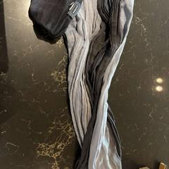 Sjaal Blauw, denimstof, zoals gemeld door Van der Valk Hotel Veenendaal met iLost