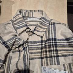 Camisa white and black, segundo informou The Dominican usando iLost