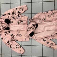 パーカー Pink and Black がiLostで Ramada by Wyndham Amsterdam Airport Schiphol によって報告されました