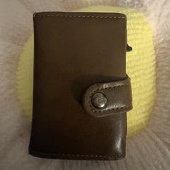 Bruine portemonnee, iLost에 보고됨