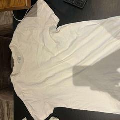 Košile wit shirt, jak nahlášeno Van der Valk Hotel Amsterdam-Amstel pomocí iLost