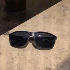 Gafas de sol Zwart, segundo informou Van der Valk Hotel Zwolle usando iLost