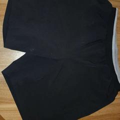 Pantalones cortos, ha sido reportado por Amsterdam ID Aparthotel con iLost