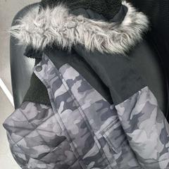 Blusão de criança de côr preto, as reported by IKEA Braga using iLost