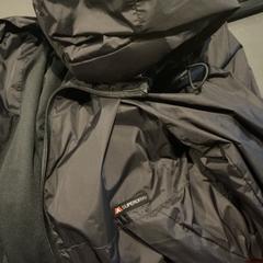 Kurtka, zgłoszono przez MEININGER Hotel Bordeaux Gare Saint-Jean przy użyciu iLost