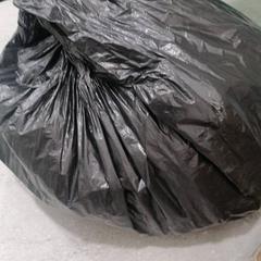 كيس حمل اسود اسود, a été signalé par محطة الدمام (الدمام) utilisant iLost