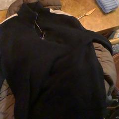 Vest donkerblauw, witte strepen aan de zijk, zoals gemeld door Café Leentje met iLost