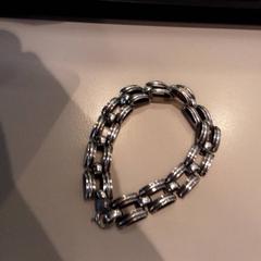 Karkötő, amint azt LUMC az iLost segítségével jelentette.