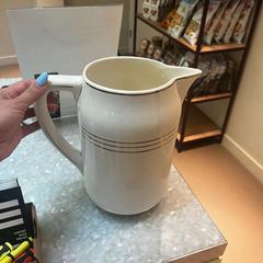 أدوات المطبخ والمواد الغذائية & شباشب flower vas vase، كما تم الإبلاغ عنه بواسطة Conscious hotel Oudegracht عبر iLost