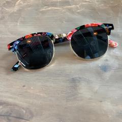 Gafas de sol, segundo informou MEININGER Hotel Köln West usando iLost