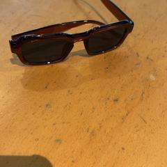 Slnečné okuliare Bruin, ako bolo nahlásené Pathé Ede pomocou iLost