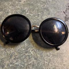 Solbriller Black, som rapportert av KABUL à GoGo / Teatro ved bruk av iLost