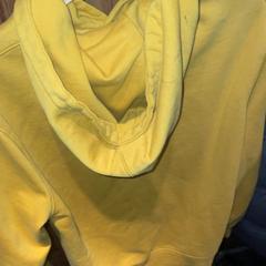 Hoodie yellow, zoals gemeld door Club Nyx/Exit Café met iLost