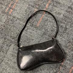 Handtasche, gemeldet von Connexxion Amstelland-Meerlanden Schiphol Zuid über iLost