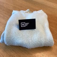 セーター Lichtblauw がiLostで Stad Hasselt によって報告されました