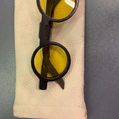 Sluneční brýle Mango, jak nahlášeno Eindhoven Airport pomocí iLost