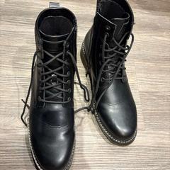 Cipő Black leather pair of boots, amint azt Amsterdam ID Aparthotel az iLost segítségével jelentette.