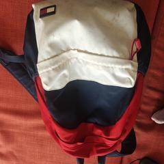 Red and white backpack, iLost에 보고됨