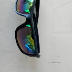 Eguzkitako betaurrekoak, gisa salatu by Centraal magazijn iLost erabiliz