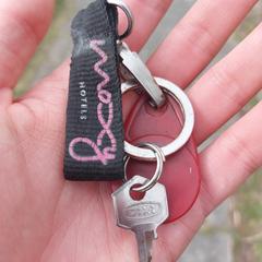 Sleutel met rode Tag en een hanger van Moxy Hotels, jak zgłoszono do iLost