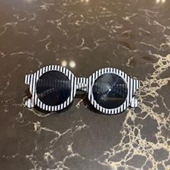 Occhiali da sole, come riportato da Van der Valk Hotel Veenendaal utilizzando iLost