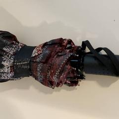 Ombrello - zwart/rood/wit, come riportato da Centraal magazijn utilizzando iLost