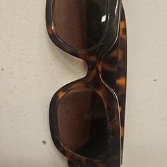 Des lunettes de soleil, a été signalé par Paaspop 2025 utilisant iLost