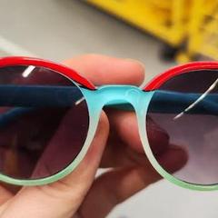 Solglasögon Arc-en-ciel, rapporterat av IKEA Paris - Evry med iLost