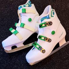 Łyżwy Witte (met groen) schaatsen Galgary, zgłoszono przez Schaatsbaan Rotterdam przy użyciu iLost