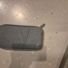 Kabelka grey, jak nahlášeno Room Mate Bruno pomocí iLost