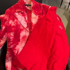 Blazer and tshirt red, gemeldet von Room Mate Bruno über iLost