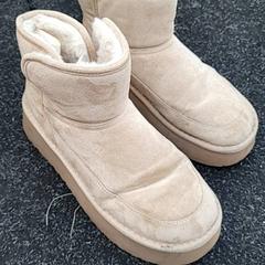 Shoes Beige zachte (uggs achtige) schoenen, as reported by Schaatsbaan Rotterdam using iLost