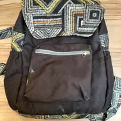Rucksack schwarz bunte Streifen، كما تم الإبلاغ عنه بواسطة Wilmering Vechta عبر iLost