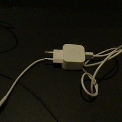 أجهزة الشحن White، كما تم الإبلاغ عنه بواسطة Van der Valk Hotel Amsterdam Zuidas عبر iLost