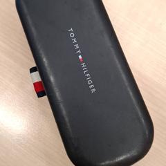 Caixa de óculos Bleu foncé, como reportado por IKEA Dijon utilizando o iLost