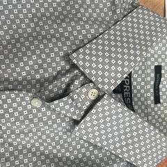 Camisa, como reportado por Sheraton Brussels Airport Hotel utilizando o iLost
