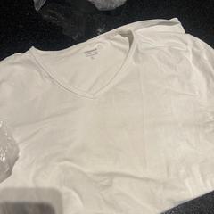 Wit t-shirt, amint azt Hotel Van der Valk Harderwijk op de Veluwe az iLost segítségével jelentette.