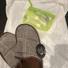 サンダル slippers/pantofels en toilet tasje. がiLostで Van der Valk Hotel Amsterdam-Amstel によって報告されました