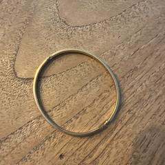 Gouden slavenarmband, som rapporterats till iLost